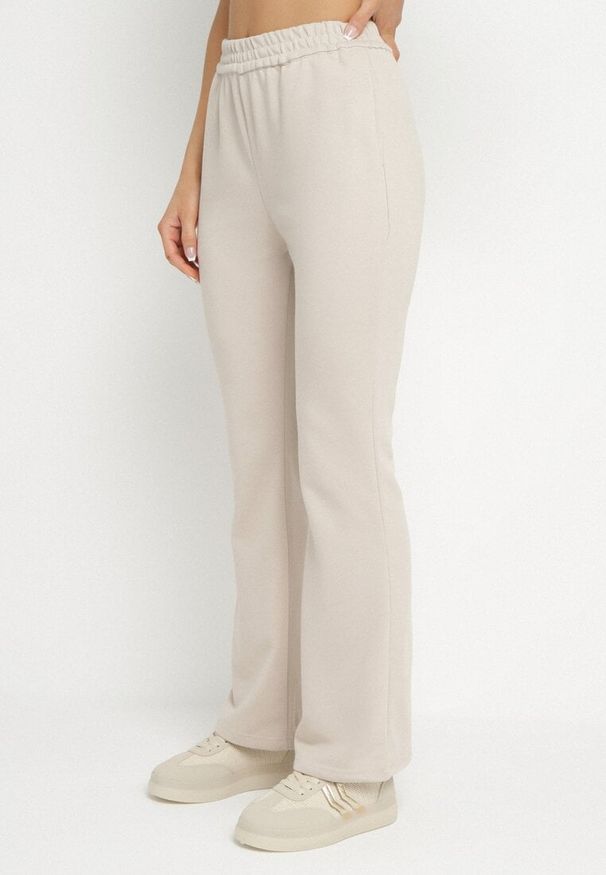 Born2be - Beżowe Spodnie Dresowe o Kroju Dzwonów z Gumką w Talii Efravella. Okazja: na co dzień. Kolor: beżowy. Materiał: dresówka. Styl: casual, elegancki