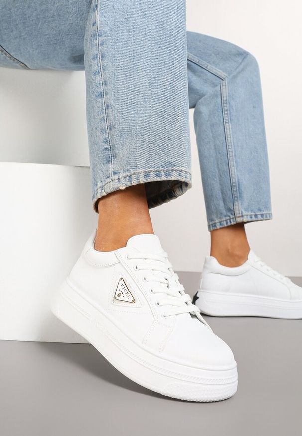 Born2be - Białe Sneakersy Vices na Platformie z Ozdobną Aplikacją Aramiella. Okazja: na co dzień. Kolor: biały. Materiał: jeans. Wzór: aplikacja. Obcas: na platformie