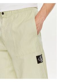 Calvin Klein Jeans Spodnie materiałowe J30J325126 Zielony Regular Fit. Kolor: zielony. Materiał: len #3