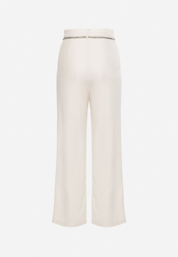 Born2be - Jasnobeżowe Szerokie Spodnie Zapinane z boku na Suwak z Ozdobnym Łańcuchem Grazioso. Okazja: na spotkanie biznesowe, do pracy. Kolor: beżowy. Materiał: satyna. Styl: elegancki, klasyczny, biznesowy