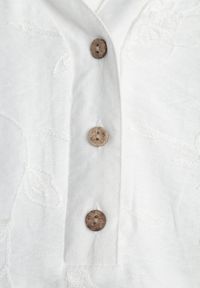 Born2be - Biała Bluzka Ozdobiona Guzikami i Haftowanymi Kwiatami Delmana. Okazja: na co dzień. Kolekcja: plus size. Kolor: biały. Materiał: materiał, tkanina. Wzór: kwiaty, haft, aplikacja. Sezon: lato. Styl: casual, klasyczny #3