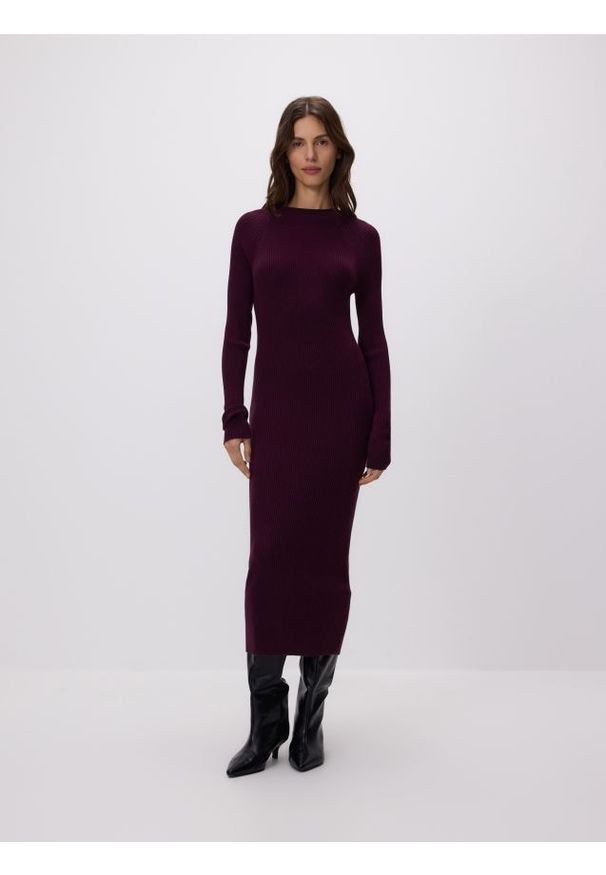 Reserved - Prążkowana sukienka z wiskozą - bordowy. Kolor: czerwony. Materiał: prążkowany, wiskoza
