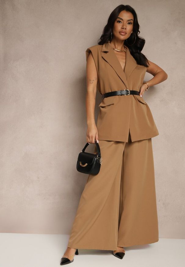 Renee - Jasnobrązowa Kamizelka Oversize w Garniturowym Stylu z Guzikiem i Paskiem z Klamrą Galazia. Okazja: do pracy, na co dzień. Kolor: brązowy. Styl: klasyczny, casual
