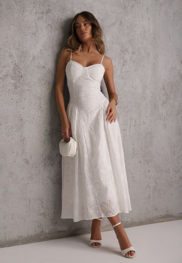 Renee - Biała Bawełniana Sukienka Ażurowa o Rozkloszowanym Fasonie na Ramiączkach Samesi. Okazja: na spacer, na co dzień. Kolor: biały. Materiał: bawełna. Długość rękawa: na ramiączkach. Wzór: ażurowy. Sezon: lato. Styl: casual, elegancki