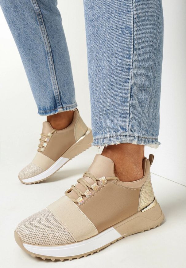 Born2be - Ciemnobeżowe Wsuwane Sneakersy przed Kostkę z Ozdobnym Noskiem Areya. Wysokość cholewki: przed kostkę. Zapięcie: bez zapięcia. Kolor: beżowy