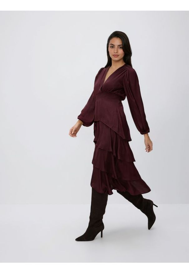 Reserved - Sukienka maxi w groszki - bordowy. Kolor: czerwony. Materiał: tkanina. Wzór: grochy. Długość: maxi