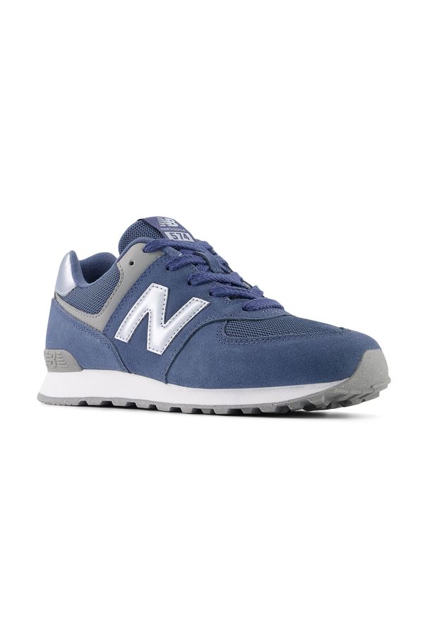 Buty dziecięce New Balance G5749QK – niebieskie. Okazja: na uczelnię, na co dzień. Kolor: niebieski. Materiał: zamsz, materiał, syntetyk. Szerokość cholewki: normalna. Model: New Balance 574. Sport: turystyka piesza