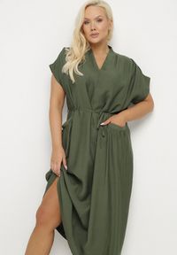 Born2be - Zielona Wiskozowa Sukienka Pudełkowa z Cienkim Paskiem i Kieszeniami Lumivorae. Okazja: na co dzień. Kolekcja: plus size. Kolor: zielony. Materiał: wiskoza. Typ sukienki: proste, dla puszystych. Styl: elegancki, casual #3