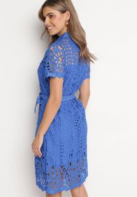 Born2be - Niebieska Ażurowa Sukienka Koszulowa Midi z Wiązanym Paskiem Pamy. Kolor: niebieski. Materiał: koronka, materiał. Długość rękawa: krótki rękaw. Wzór: ażurowy. Typ sukienki: koszulowe. Styl: klasyczny. Długość: midi #2