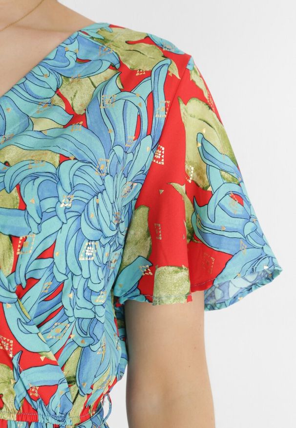 Born2be - Niebiesko-Czerwona Kopertowa Sukienka Maxi z Gumką w Pasie w Kwiaty z Wiskozy Aryna. Kolor: niebieski. Materiał: wiskoza. Długość rękawa: krótki rękaw. Wzór: kwiaty. Sezon: wiosna, lato. Typ sukienki: kopertowe. Długość: maxi