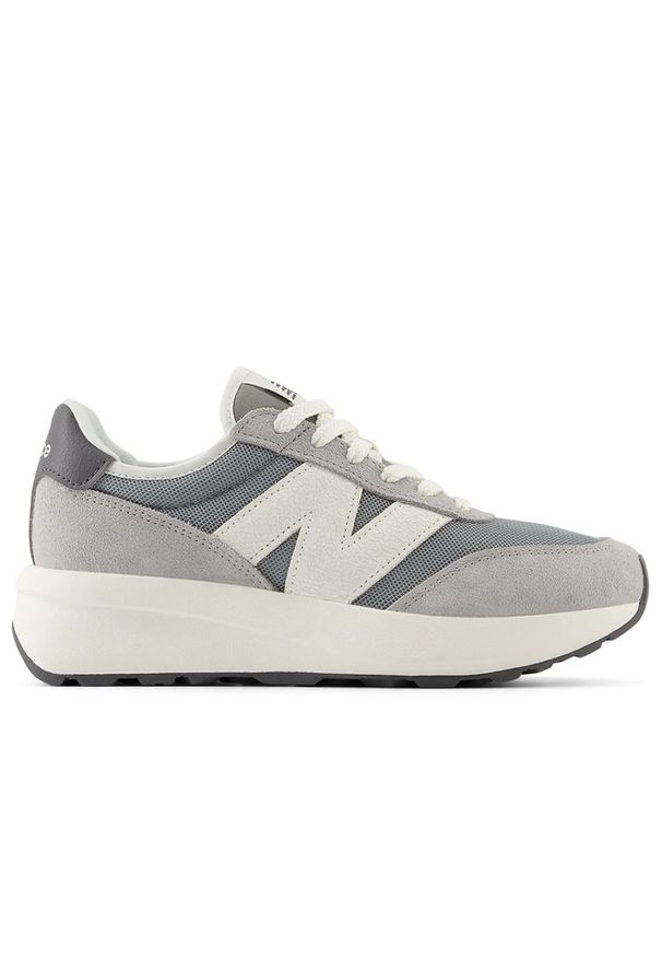 Buty młodzieżowe New Balance GS370AH - szare. Kolor: szary. Materiał: zamsz, skóra. Szerokość cholewki: normalna. Sezon: lato