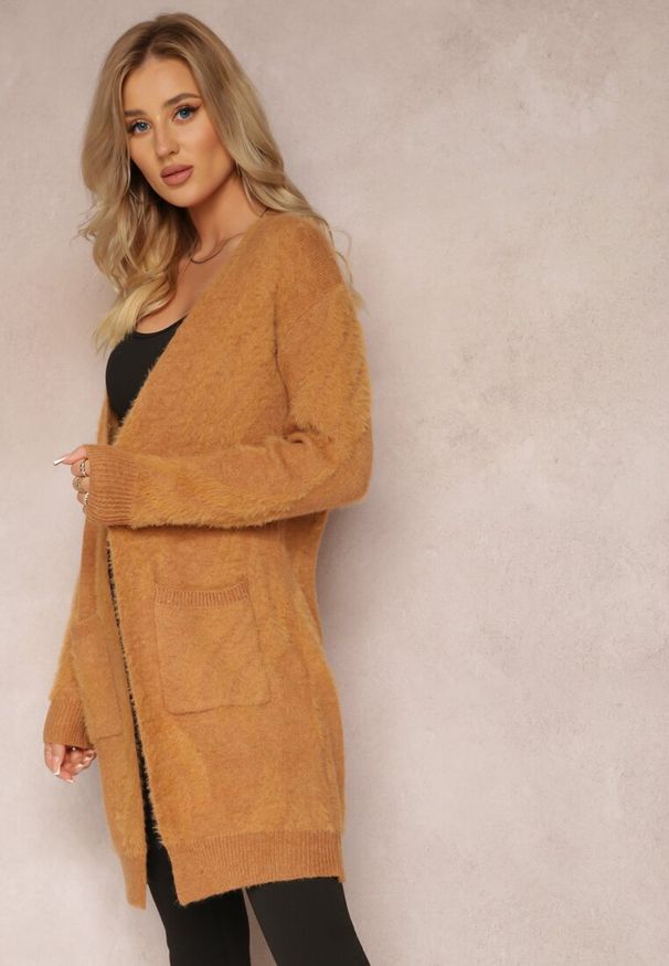 Renee - Ciemnobeżowy Luźny Kardigan Niezapinany z Dłuższym Włosiem Karsta. Kolekcja: plus size. Kolor: brązowy. Materiał: dzianina. Długość: długie