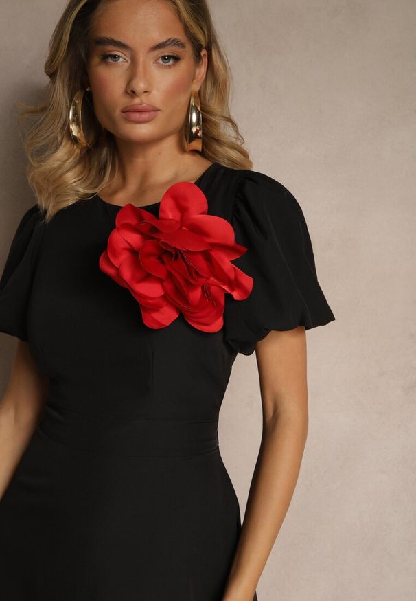 Renee - Czarna Rozkloszowana Sukienka Vices Ozdobiona Odpinanym Kwiatem 3D Koleira. Okazja: na co dzień. Kolor: czarny. Wzór: aplikacja, kwiaty. Styl: klasyczny, casual