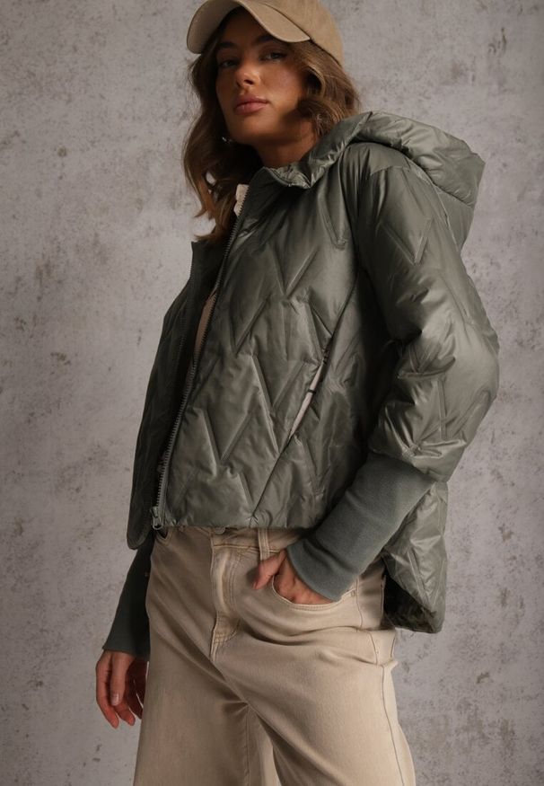 Renee - Zielona Pikowana Kurtka z Kapturem z Materiałem na Rękawach Grigoria. Okazja: na co dzień. Typ kołnierza: kaptur. Kolor: zielony. Materiał: materiał. Długość rękawa: długi rękaw. Styl: casual, elegancki