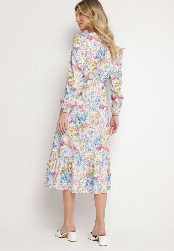 Born2be - Jasnoniebieska Rozkloszowana Sukienka w Kwiaty z Dekoltem w Serek i Gumką w Talii Janitra. Okazja: na co dzień. Typ kołnierza: dekolt w serek. Kolor: niebieski. Długość rękawa: długi rękaw. Wzór: kwiaty. Typ sukienki: proste. Styl: casual, elegancki, klasyczny