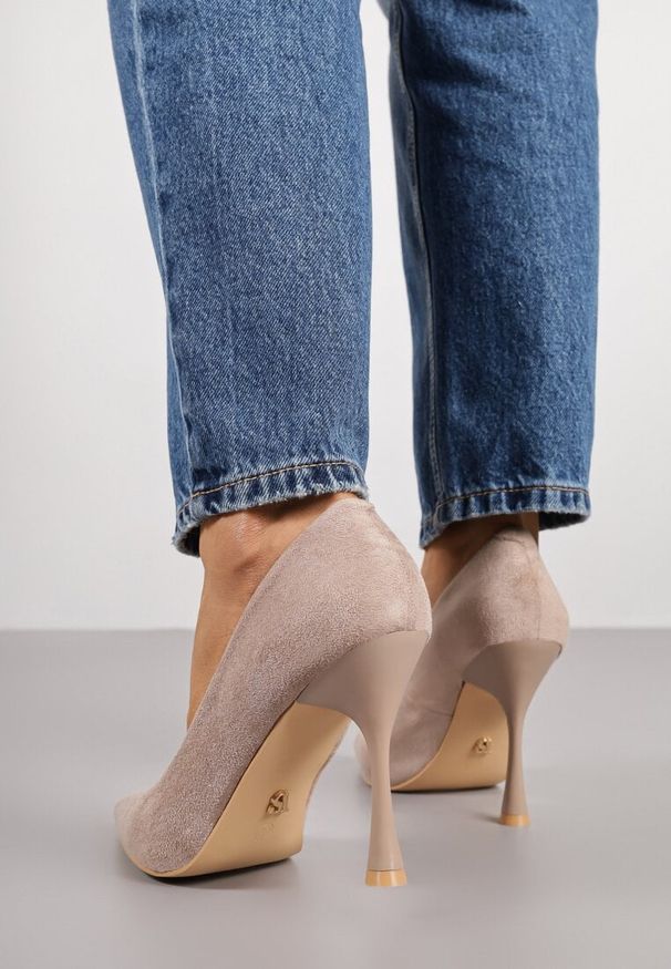 Renee - Ciemnobeżowe Szpilki Vices na Klepsydrowym Obcasie ze Skórzaną Wkładką Enaille. Okazja: na imprezę. Kolor: beżowy. Materiał: skóra. Obcas: na obcasie. Styl: klasyczny. Wysokość obcasa: średni