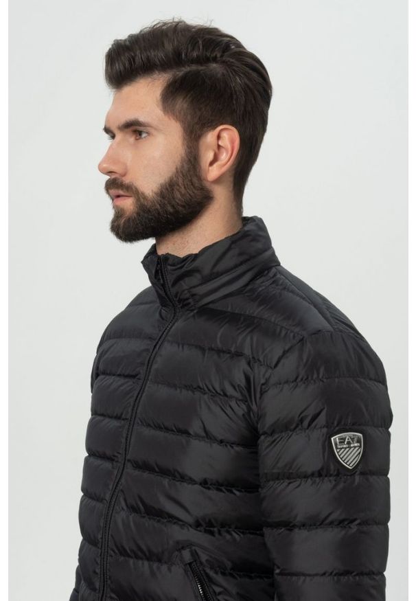 EA7 Emporio Armani - EA7 Puchowa czarna kurtka męska. Typ kołnierza: kołnierzyk stójkowy. Kolor: czarny. Materiał: puch. Wzór: aplikacja