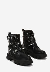 Renee - Czarne Rockowe Botki Workery Ozdobione Ćwiekami i Klamrami Domilla. Zapięcie: klamry. Kolor: czarny. Wzór: aplikacja. Styl: rockowy #4