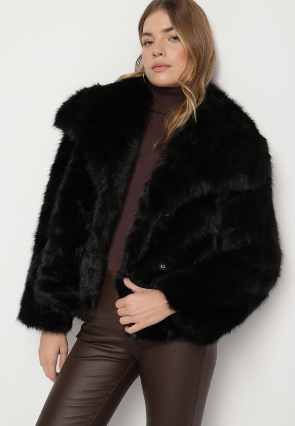 Born2be - Czarna Kurtka Futerko o Dwurzędowym Kroju z Szerokim Kołnierzem Fesammea. Okazja: na co dzień. Kolor: czarny. Materiał: futro. Styl: casual, klasyczny