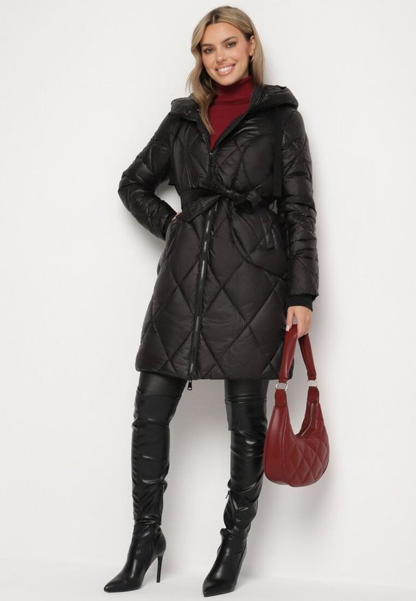 Born2be - Czarna Kurtka Pikowana o Długim Fasonie z Paskiem w Talii i Kapturem Zalinka. Okazja: na co dzień. Kolor: czarny. Materiał: jeans. Długość: długie. Styl: klasyczny, casual, elegancki