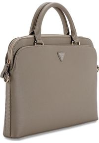 Torba Guess Grained Zipper Pocket Triangle Logo 15'' brązowy. Kolor: brązowy. Materiał: skóra ekologiczna. Styl: elegancki, casual