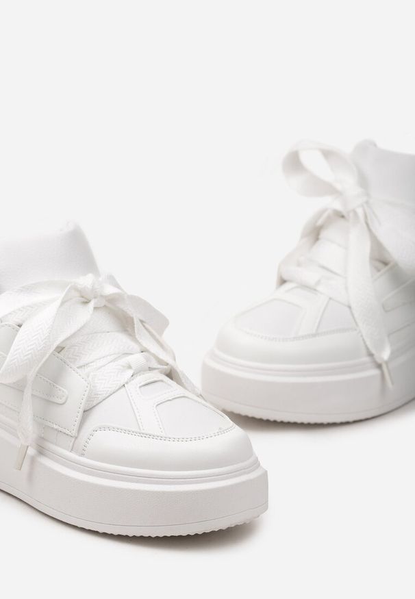 Born2be - Białe Sneakersy na Grubej Podeszwie z Ozdobnymi Sznurówkami Edidda. Okazja: na co dzień. Nosek buta: okrągły. Zapięcie: sznurówki. Kolor: biały. Materiał: jeans. Obcas: na obcasie. Wysokość obcasa: niski