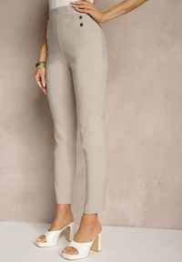 Renee - Beżowe Spodnie z Wiskozą High Waist z Ozdobnymi Guzikami Redillia. Okazja: na co dzień, na spotkanie biznesowe. Stan: podwyższony. Kolor: beżowy. Materiał: wiskoza. Styl: biznesowy, klasyczny, elegancki, casual #3