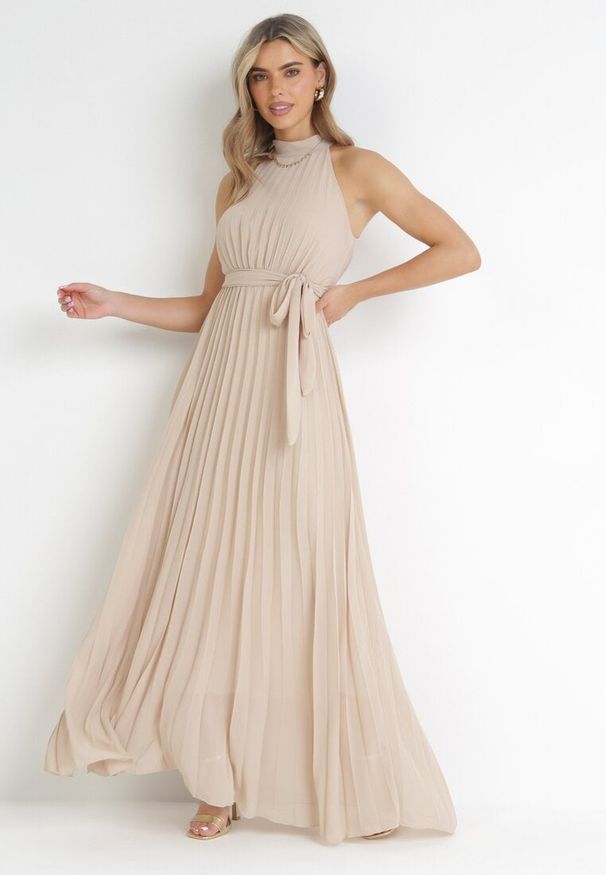 Born2be - Beżowa Plisowana Sukienka Maxi z Gumką w Pasie i Rozkloszowanym Dołem Tehe. Kolor: beżowy. Materiał: tkanina, materiał. Długość: maxi