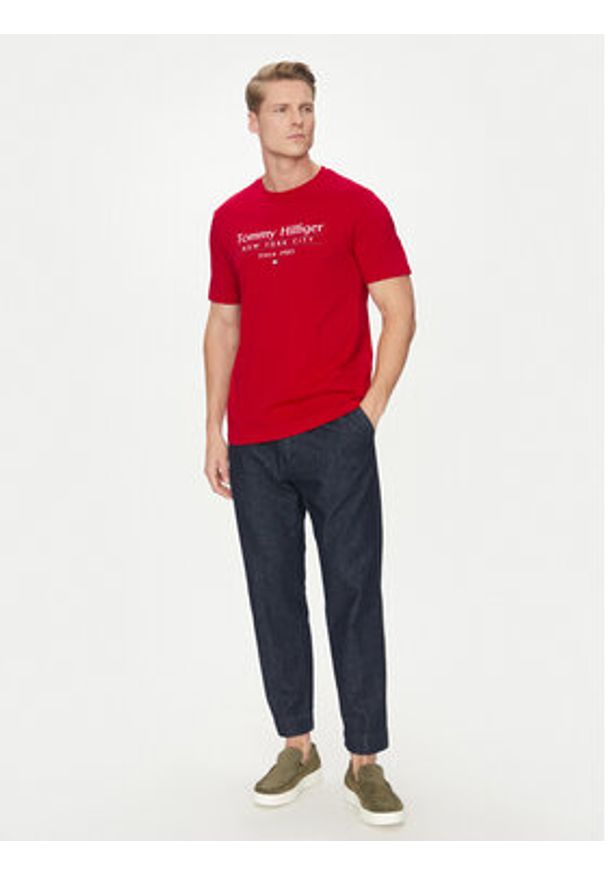 TOMMY HILFIGER - Tommy Hilfiger T-Shirt Center Stack MW0MW38621 Czerwony Regular Fit. Kolor: czerwony. Materiał: bawełna