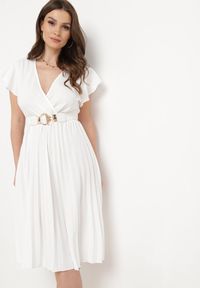 Born2be - Biała Rozkloszowana Sukienka Midi z Kopertową Górą i Plisowanym Dołem Alissu. Kolor: biały. Typ sukienki: kopertowe. Styl: klasyczny, elegancki. Długość: midi
