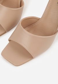 Renee - Ciemnobeżowe Klapki na Szpilce Ozdobione Kwadratowym Noskiem Eudanassa. Okazja: na co dzień, na ślub cywilny, na wesele. Kolor: beżowy. Materiał: jeans. Wzór: aplikacja. Sezon: lato. Obcas: na szpilce. Styl: casual #6