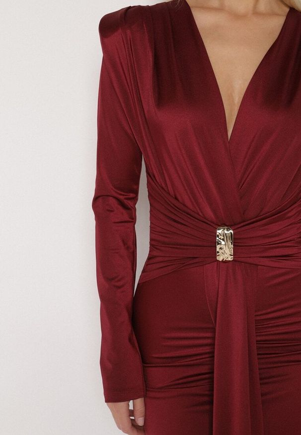 Born2be - Czerwona Elegancka Sukienka z Trenem i Rozcięciem Atissa. Okazja: na imprezę. Kolor: czerwony. Wzór: aplikacja. Styl: elegancki