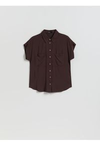 Reserved - Koszula z krótkim rękawem - ciemnobrązowy. Kolor: brązowy. Materiał: wiskoza. Długość rękawa: krótki rękaw. Długość: krótkie