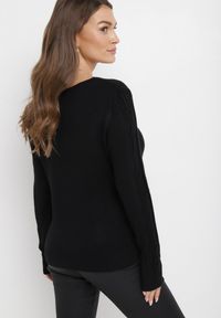 Born2be - Czarny Sweter z Ozdobnym Splotem i Trójkątnym Dekoltem Barbisae. Kolor: czarny. Wzór: ze splotem. Sezon: jesień, zima #4