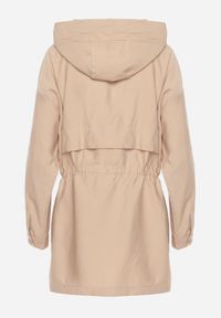 Born2be - Jasnobeżowa Kurtka Parka z Nieodpinanym Kapturem i Troczkiem w Pasie Mevarie. Okazja: na co dzień. Kolor: beżowy. Materiał: jeans. Wzór: aplikacja. Styl: casual, sportowy #7