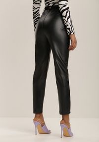 Renee - Czarne Spodnie Orinsha. Stan: podwyższony. Kolor: czarny. Długość: krótkie. Wzór: aplikacja #5