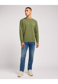 Lee - LEE WOBBLY SWS MĘSKA BLUZA BEZ KAPTURA LOGO OLIVE 112351278 L81M045022. Typ kołnierza: bez kaptura