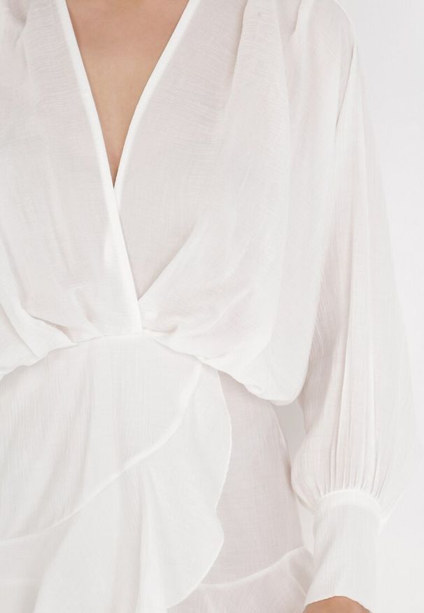 Born2be - Biała Sukienka Appobe. Okazja: na imprezę. Typ kołnierza: dekolt w serek. Kolor: biały. Materiał: wiskoza, tkanina. Wzór: aplikacja. Typ sukienki: kopertowe. Długość: mini