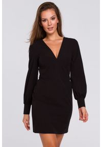 Sukienki.shop - Elegancka sukienka mini z głębokim dekoltem V czarna. Typ kołnierza: dekolt w kształcie V. Kolor: czarny. Styl: elegancki. Długość: mini