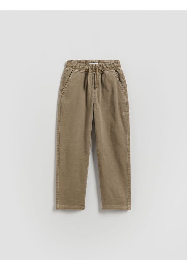 Reserved - Wysokoelastyczne spodnie regular - beżowy. Kolor: beżowy. Materiał: tkanina, bawełna