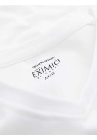Ombre Clothing - Męski longsleeve V-neck SLIM FIT z elastanem i printem – biały V2. Okazja: na co dzień. Typ kołnierza: dekolt w serek. Kolor: biały. Materiał: elastan. Długość rękawa: długi rękaw. Wzór: nadruk. Styl: klasyczny, casual
