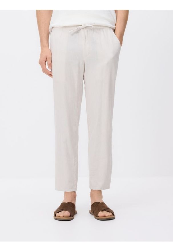 Reserved - Spodnie carrot z lnem - jasnoszary. Kolor: szary. Materiał: len