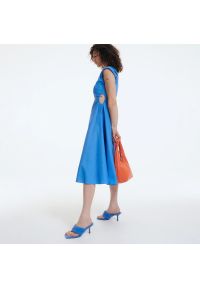Reserved - Dzianinowa sukienka midi - Niebieski. Kolor: niebieski. Materiał: dzianina. Długość: midi