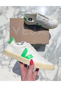 Veja - VEJA - Białe sneakersy ze skóry Esplar. Kolor: biały. Materiał: skóra. Szerokość cholewki: normalna. Wzór: aplikacja #7