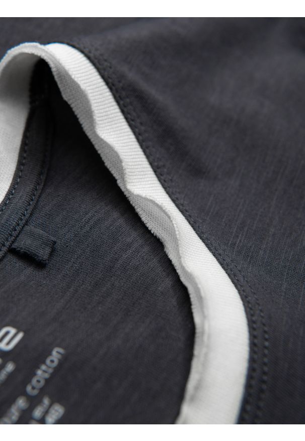 Ombre Clothing - Męski t-shirt z surowym wykończeniem – grafitowy V7 - Rozmiar: S. Okazja: na co dzień. Kolor: szary. Materiał: skóra, materiał, bawełna. Wzór: aplikacja. Styl: casual