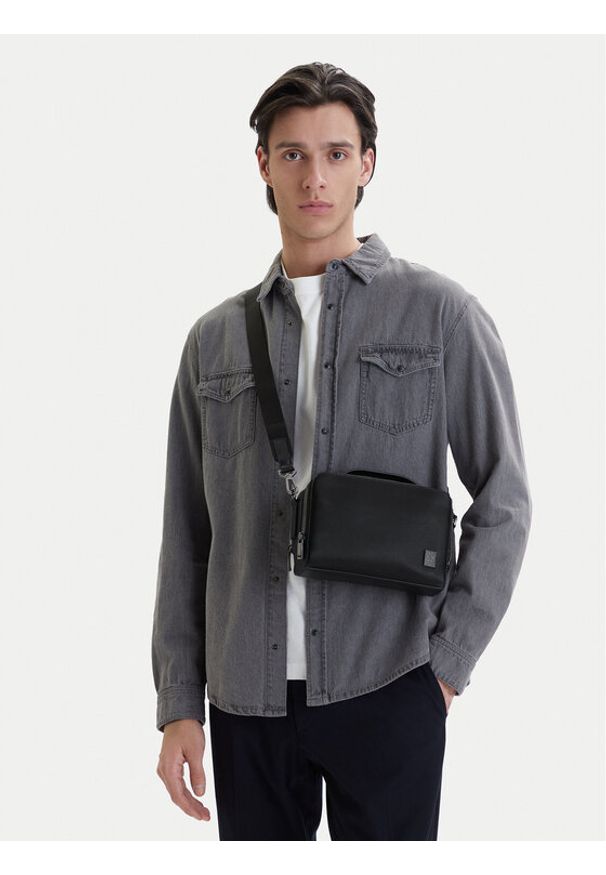 Calvin Klein Saszetka Emblem Hw Camera Bag LV04D3291G Czarny. Kolor: czarny. Materiał: skóra
