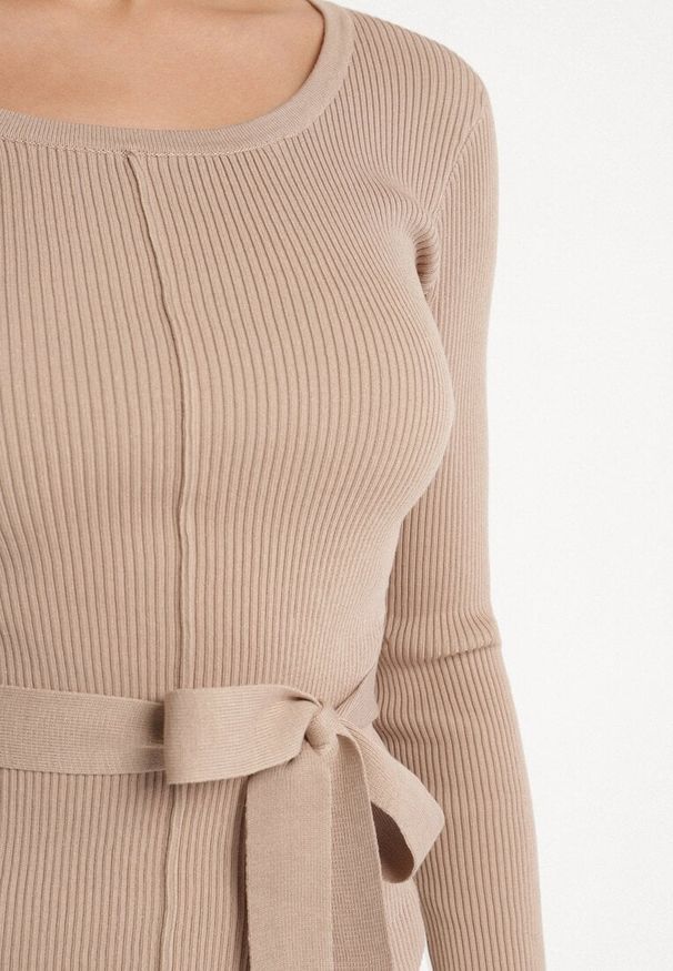 Born2be - Beżowy Sweter z Asymetrycznym Dekoltem i Paskiem w Talii z Wiskozy Corneliza. Okazja: na co dzień. Kolor: beżowy. Materiał: wiskoza. Długość rękawa: długi rękaw. Długość: długie. Styl: casual