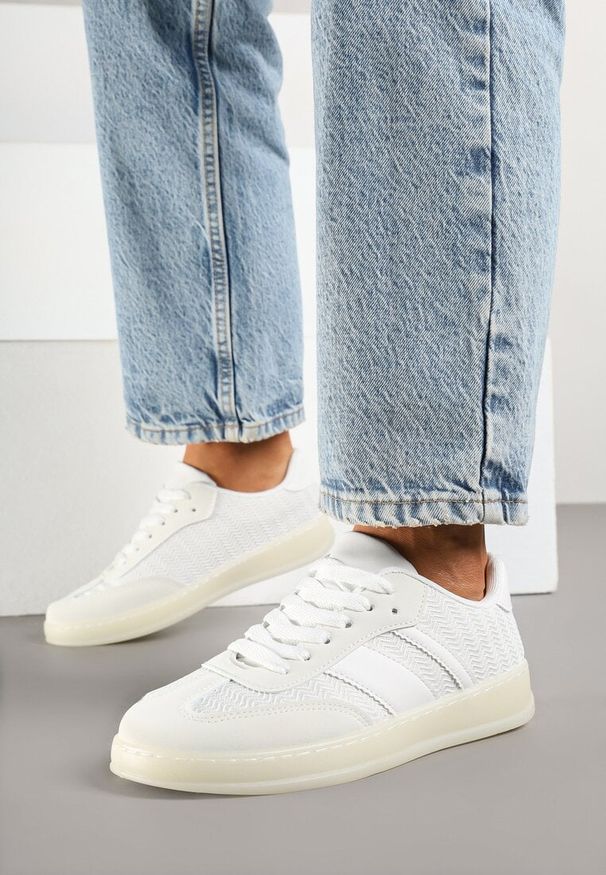 Renee - Białe Sneakersy Tenisówki Ozdobione Paskami Amodira. Okazja: na co dzień. Zapięcie: pasek. Kolor: biały. Materiał: jeans. Wzór: aplikacja