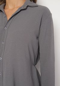 Born2be - Szara Asymetryczna Sukienka o Koszulowym Kroju z Gumką w Talii Elodina. Kolor: szary. Długość rękawa: długi rękaw. Typ sukienki: koszulowe, asymetryczne. Styl: elegancki, sportowy #7