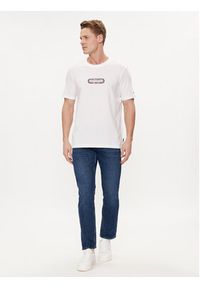 TOMMY HILFIGER - Tommy Hilfiger T-Shirt Track Graphic MW0MW34429 Biały Regular Fit. Kolor: biały. Materiał: bawełna #5